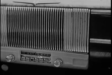 1940'larda radyo hareket eden bir arabanın içinde yakın çekim