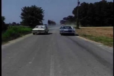 ülke Caddesi ve göle swerving araba