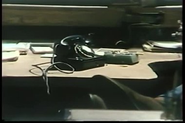 Adamın ayakları yukarı döner telefon yakınındaki ve kül tablası içinde sigara yaktı