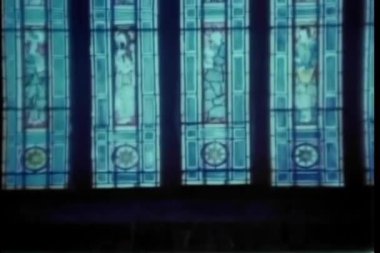 Kilisedeki vitray pencereyi kapat.