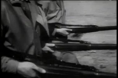 pratik tatbikat sırasında yürüyen askerler