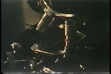 1970'li yıllarda mikroskop dönen el Close-Up