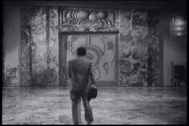 adam kapıya doğru yürümeye ve açmadan arka görünüm