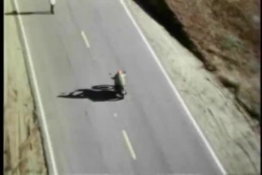 bir adam bir ülkenin yolda Bisiklete binmek yüksek açılı görünüş