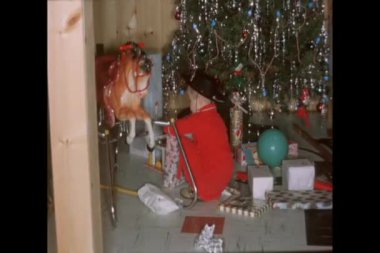 küçük çocuk çıkartıyorum hediyeleri Noel ağacının altında