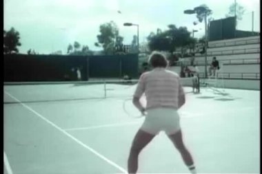 erkek Tenis oynarken geniş shot