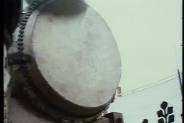 Orta çekim bir adamın sesi uyarı drum