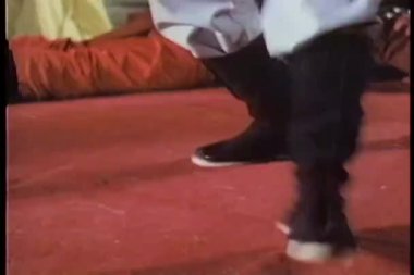 Dövüş sanatları performans sırasında ayak orta ateş