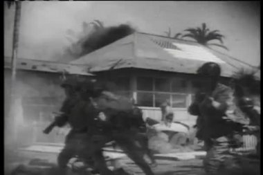 Savaş sırasında kulübe kadar üfleme askerler