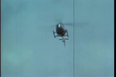Helikopter uçuş düşük açılı görünüş