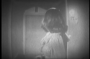 conejo blanco corriendo en el bosque