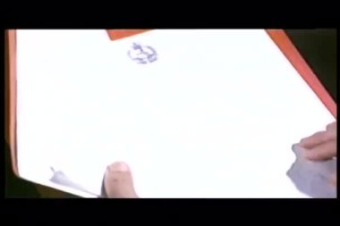 yakın çekim el gizli bir belgeyi kapatma