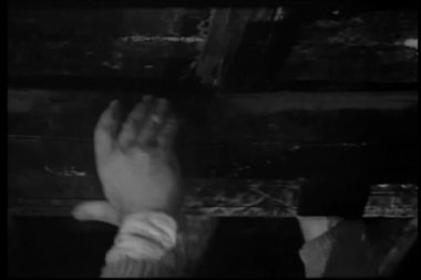 Balkondan düşen adam