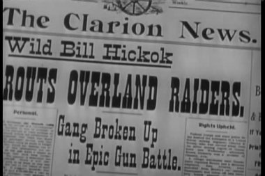 Gazete başlığı çete epik silahlı çatışmaya kadar kırık yakın çekim