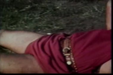 barbar ata sürükleyerek centurion karşısında zemin üzerinde