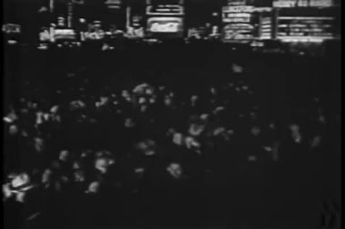 Yılbaşı arifesinde, 1930'larda kutlayan kalabalığı