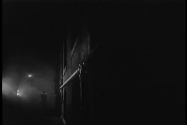 Bina ile başka bir adamı kovalayan adam