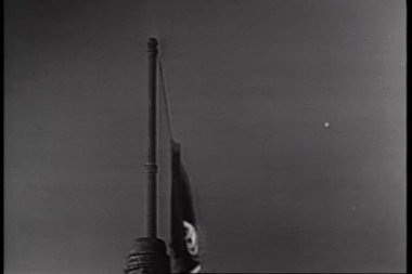 korsan bayrak direği üzerinde sallayarak