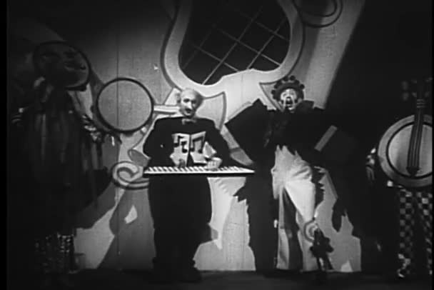 Clown and musicians performing at the circus — Stock Video