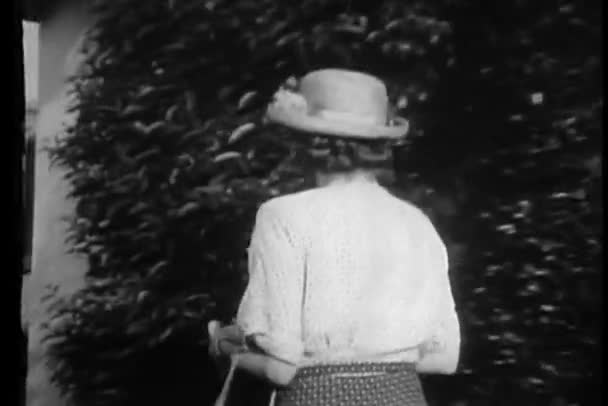 Вид сзади женщины, проходящей мимо дома, Лос-Анджелес, Калифорния, США — стоковое видео