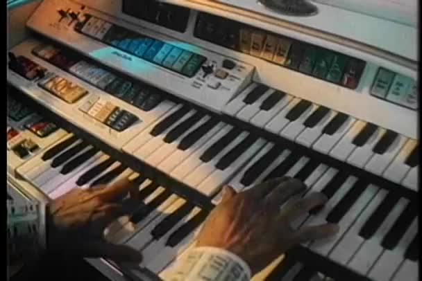 Mittlere Aufnahme männlicher Hände, die ein Organ spielen — Stockvideo