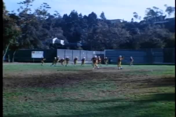 Amplio tiro de equipo de fútbol de la escuela secundaria practicando — Vídeos de Stock