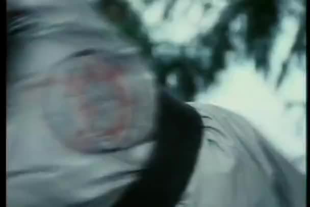Close-up de ninja girando tentando esquivar seta — Vídeo de Stock