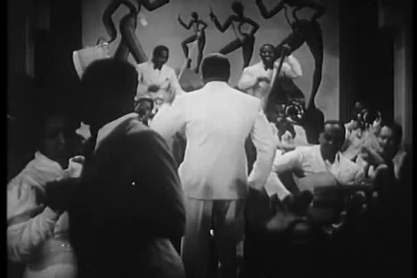 Bandleider uitvoeren van muzikanten in1930s discotheek — Stockvideo