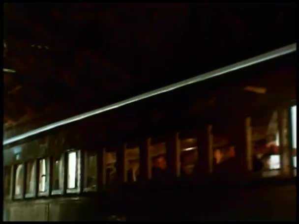 从离站的火车挥舞着 — 图库视频影像