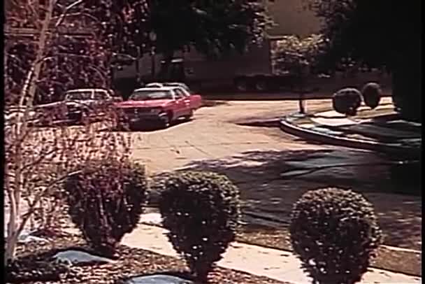 宽射击的出租车停在房子前面 — 图库视频影像