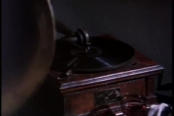 Record playing on gramophone — Stock Video