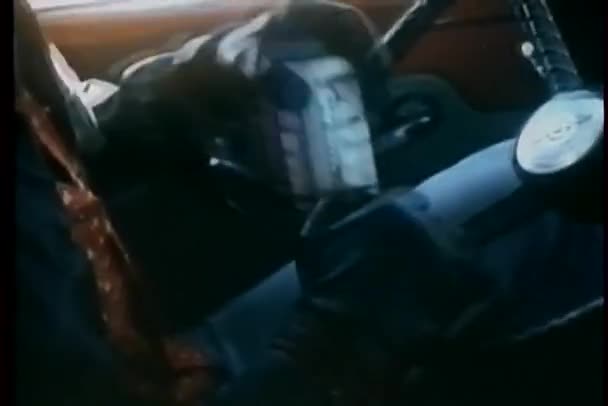 Gros plan de la boîte d'ouverture des mains gantées dans la voiture en mouvement 