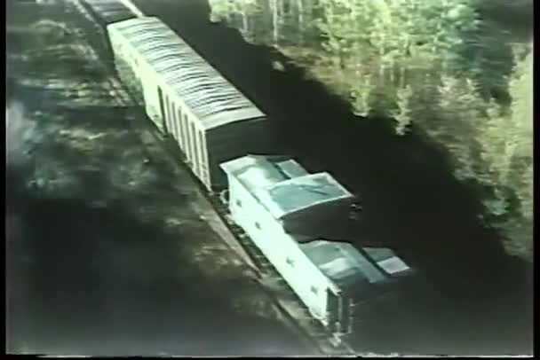 ハイアングルのカントリー サイドを通過する貨物列車 — ストック動画