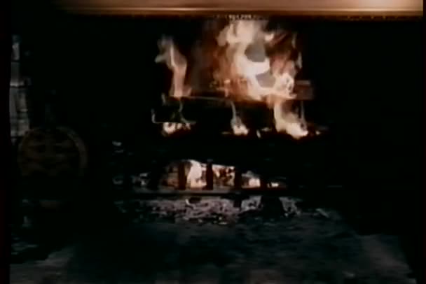 Vue d'ensemble du feu rugissant dans la cheminée 