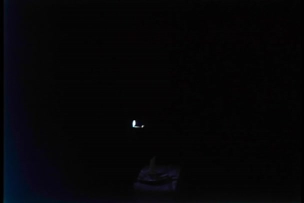 vela de la iluminación de persona en cuarto oscuro — Vídeos de Stock ... vela de la iluminación de persona en cuarto oscuro — Vídeos de Stock ...
