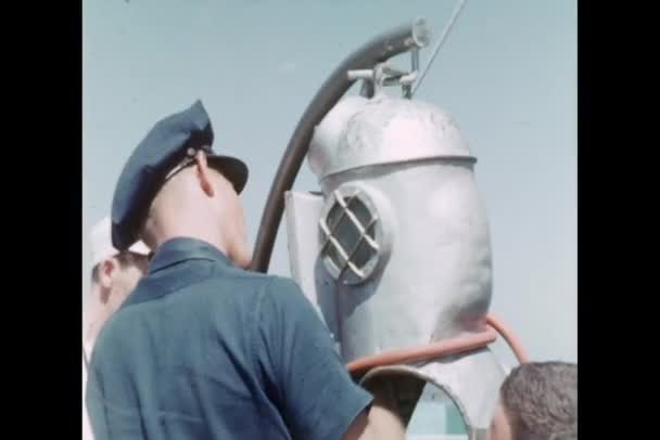 Attendant cleaning diving bell — Stock Video