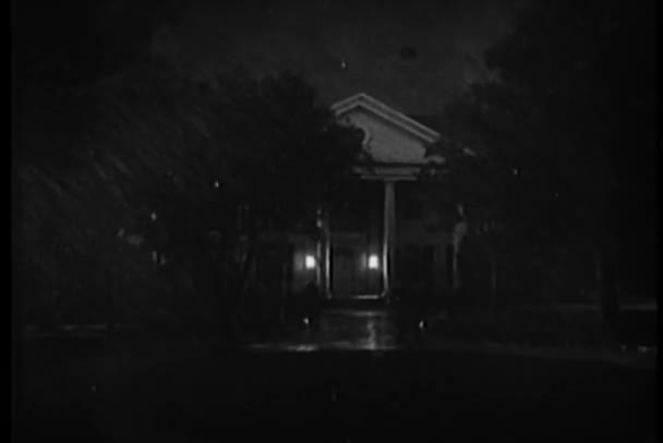 Establishing shot of mansion during thunderstorm — Stock Video