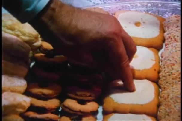 Primer plano de la mano masculina tocando galletas en la bandeja — Vídeo de stock