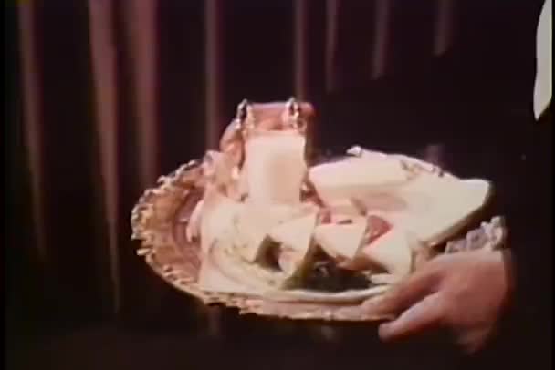 巴特勒携带食品托盘 — 图库视频影像