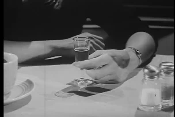 Plano medio de la mano sobre la mesa inquieto con vidrio — Vídeo de stock