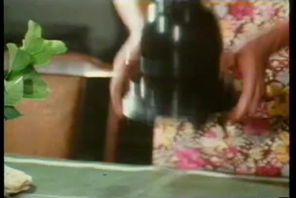 中段，洗牌骰子木容器中的女人 — 图库视频影像