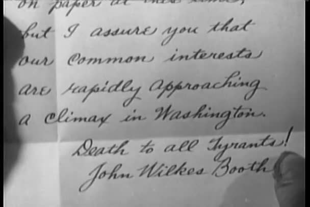 Историческое воссоздание письма Джона Уилкса Бута крупным планом — стоковое видео