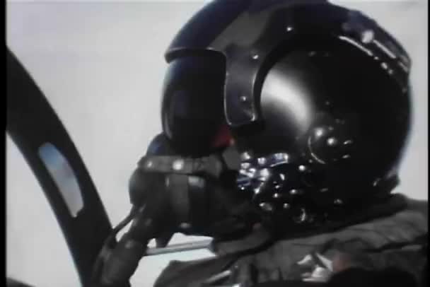 Pilot savaş uçağı kokpitte oturan yakın çekim — Stok video