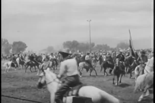 Vaqueros a caballo dando vueltas antes del rodeo — Vídeo de stock