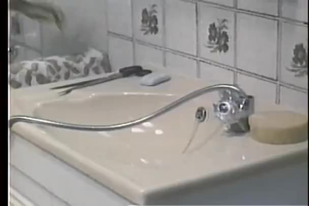 Water stroomt van badkamer kraan slang direct in camera — Stockvideo