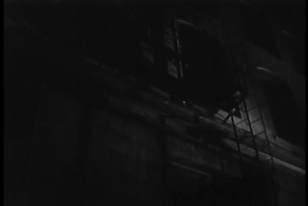 Az ember mozog lefelé a tűz menekülési éjjel hátulnézet — Stock videók