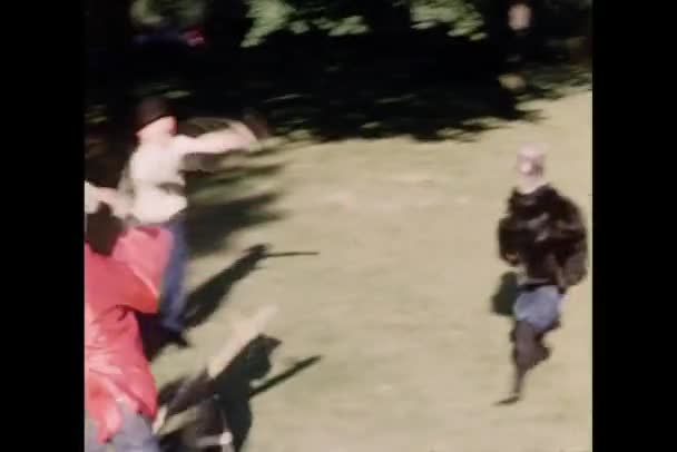 Kinder in Kostümen spielen im Park — Stockvideo