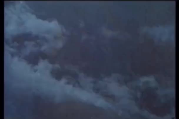 Молния сверкает в небе — стоковое видео
