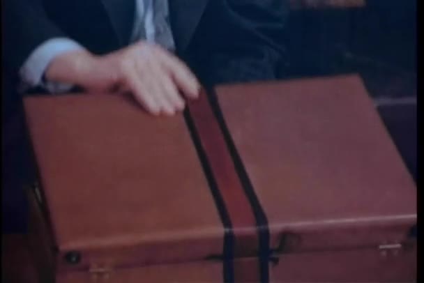 現金でいっぱいのスーツケースを開く男 — ストック動画