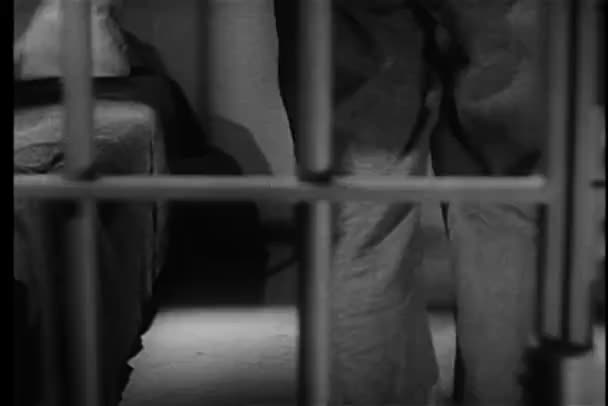 Więzień stymulacji za kratkami — Wideo stockowe